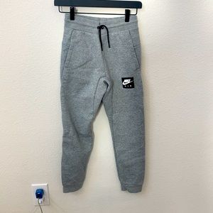 Boys gray Nike sweatpants size medium. Gently used.